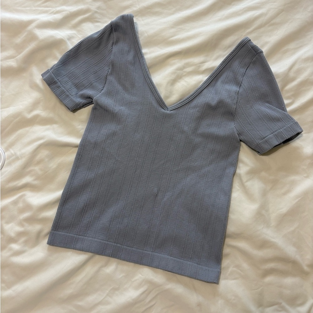 Active Basic V-Neck Ribbed Short Sleeve Top in Gray